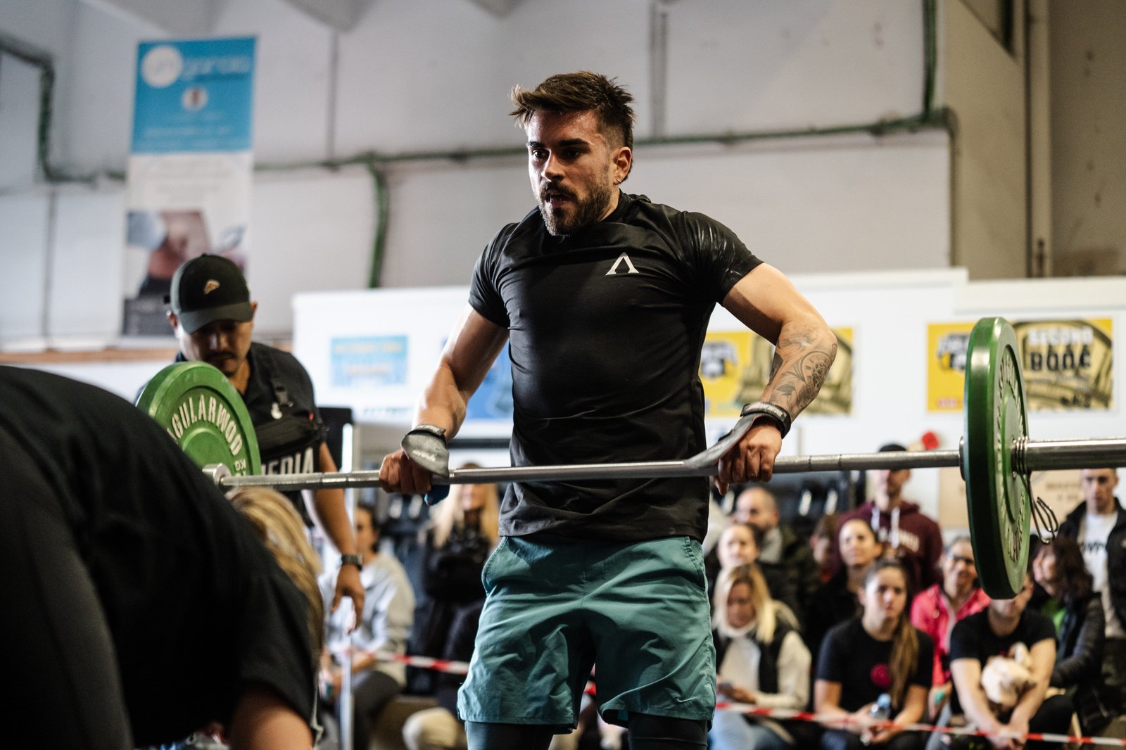 Iván Carvajal compitiendo en una prueba de halterofilia