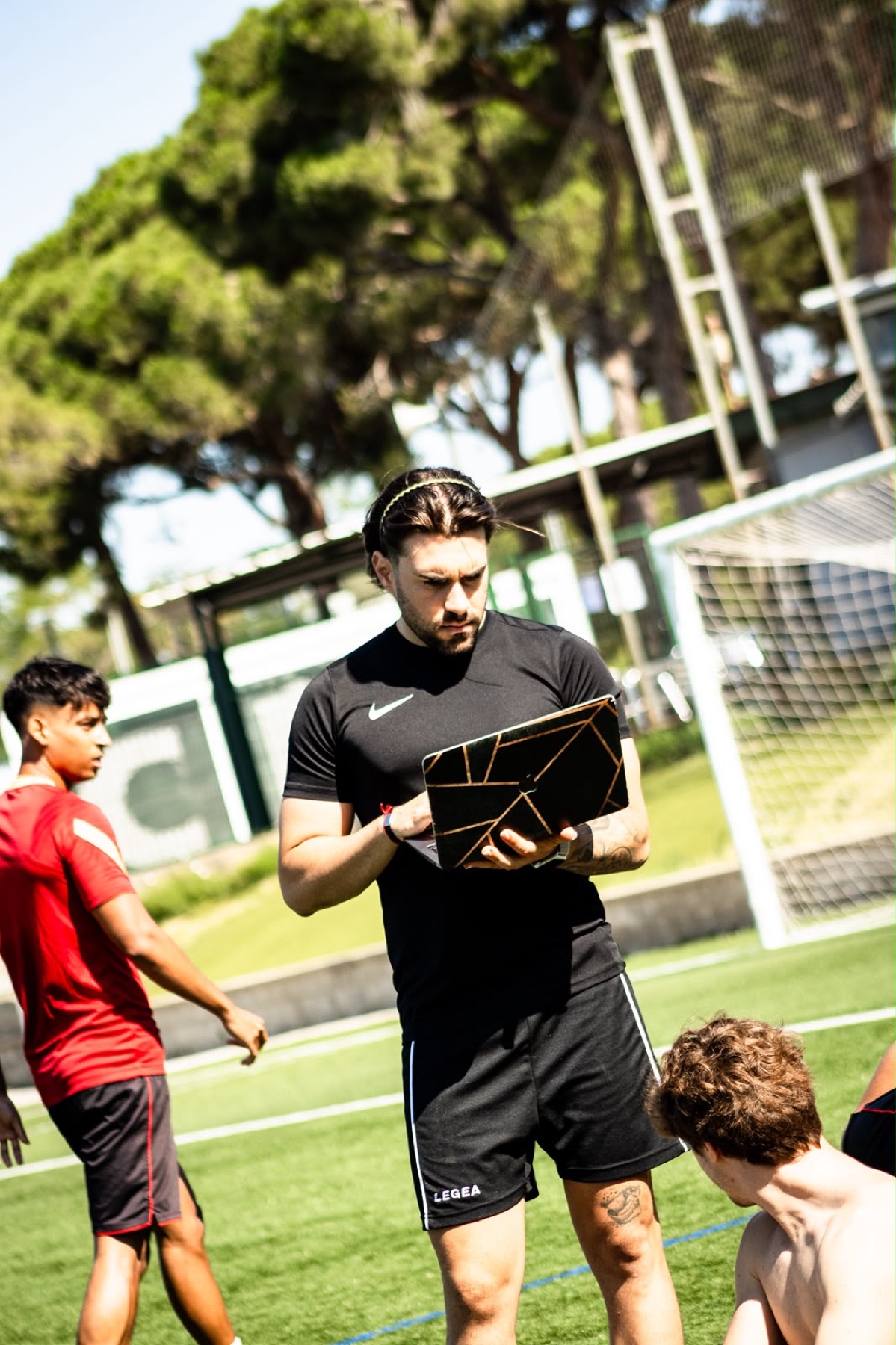 Iván entrenando a jugadores de fútbol