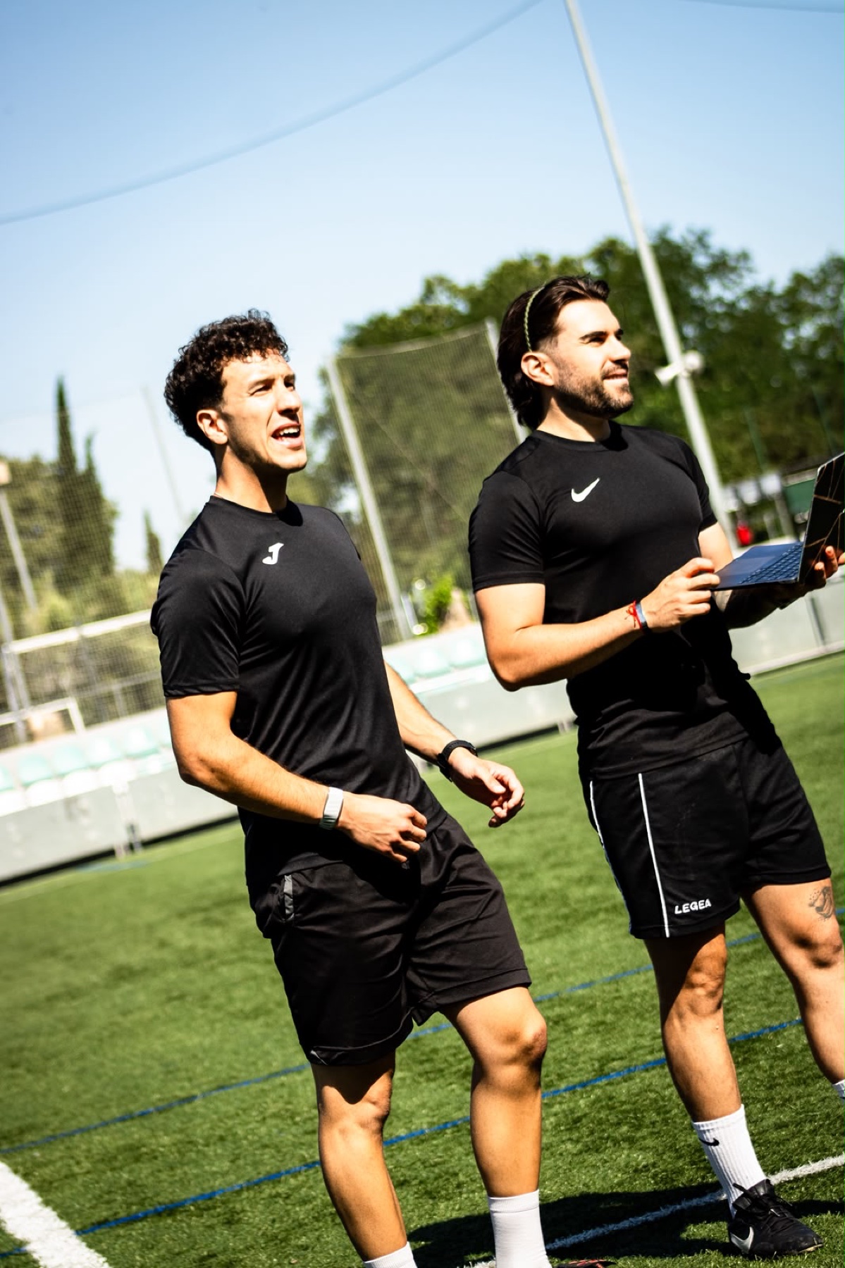 Iván con un compañero en el campo de fútbol