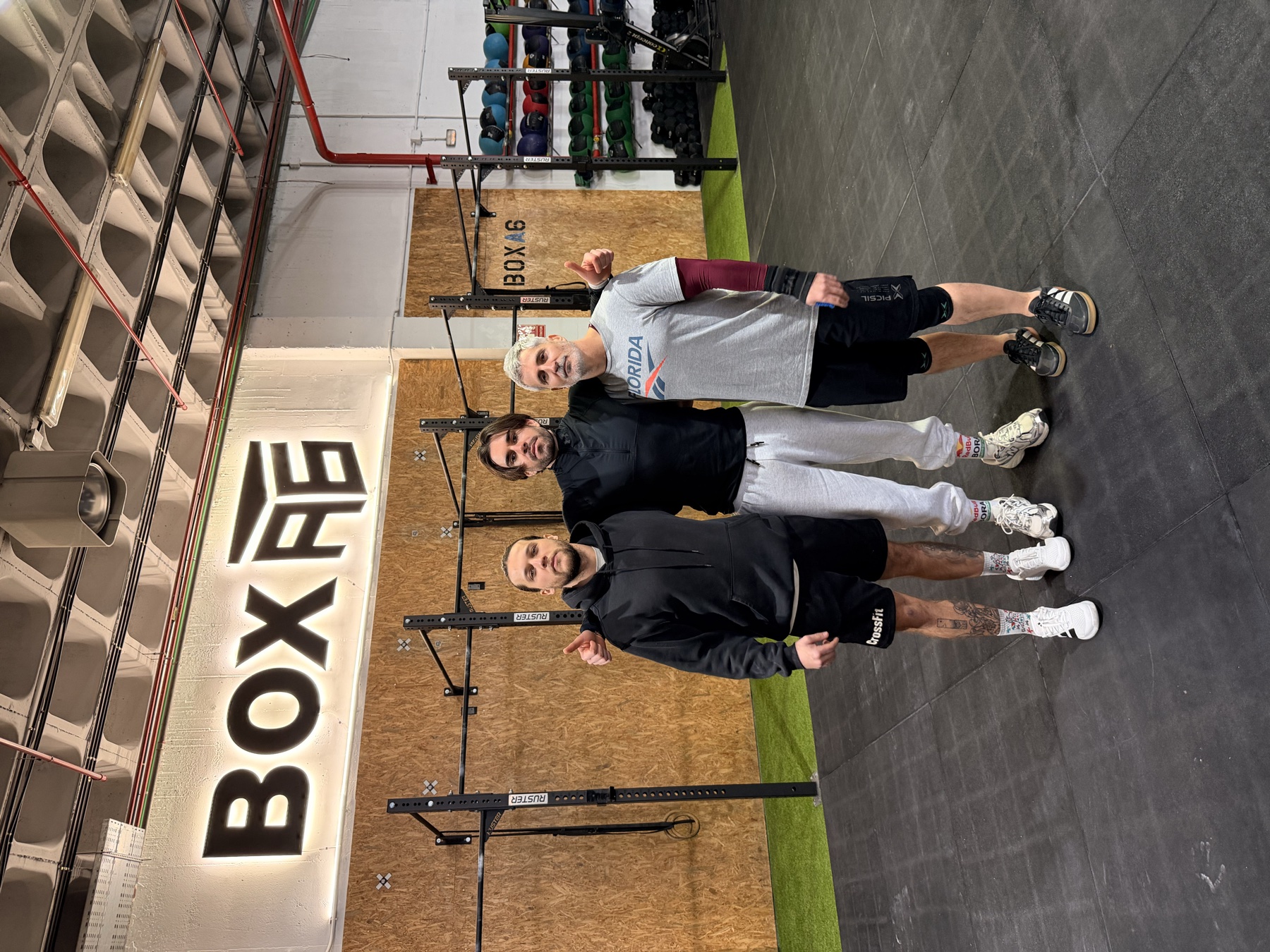 Iván con clientes en el gimnasio BOX AG