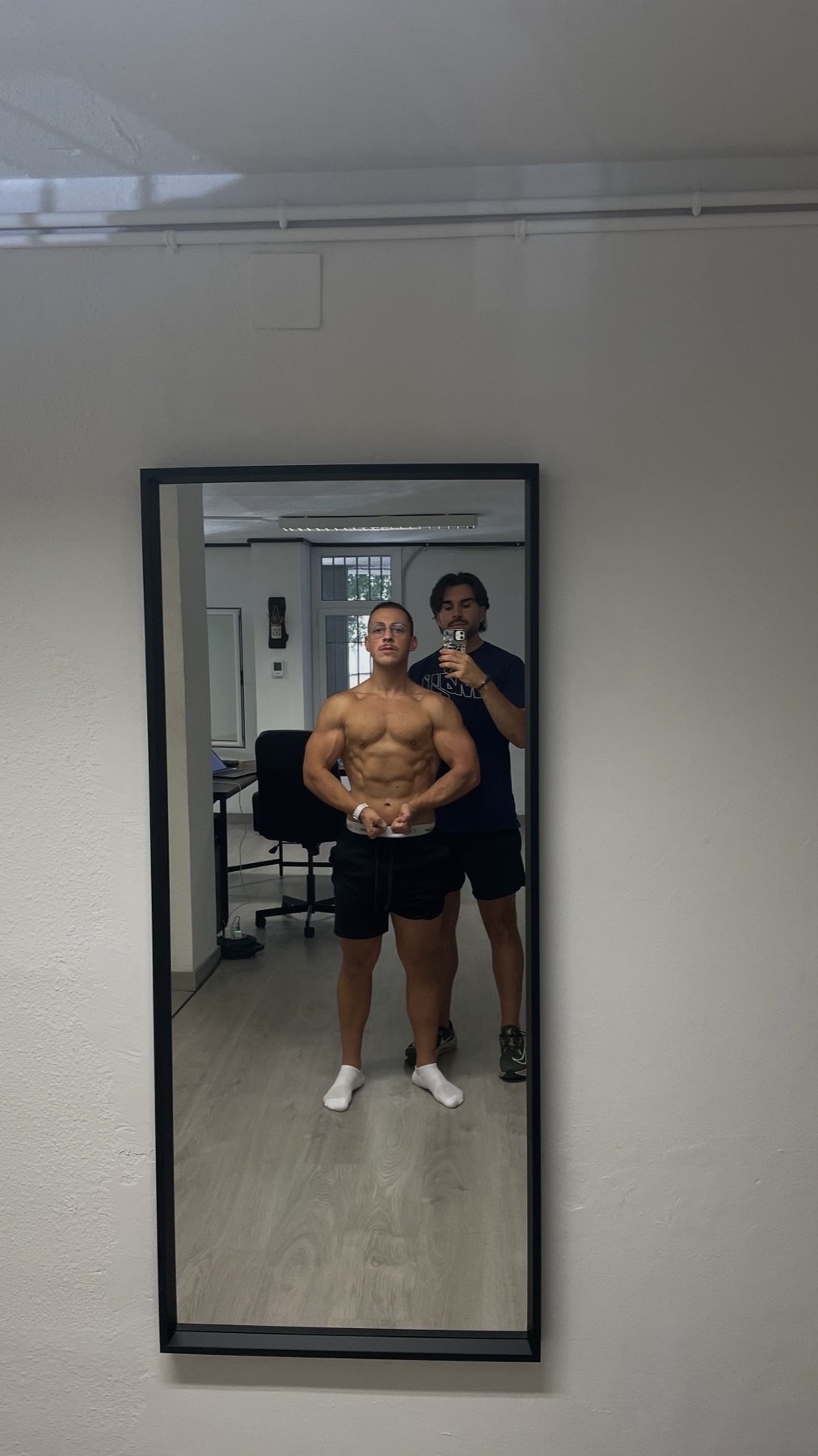 Iván con un cliente mostrando su progreso