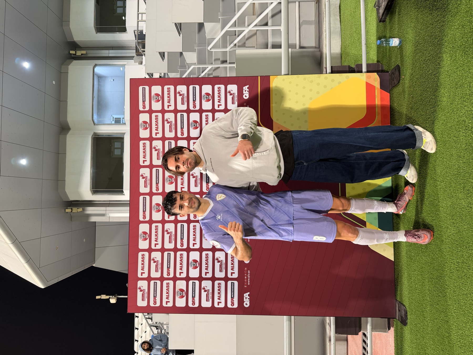 Iván con un jugador profesional en el estadio